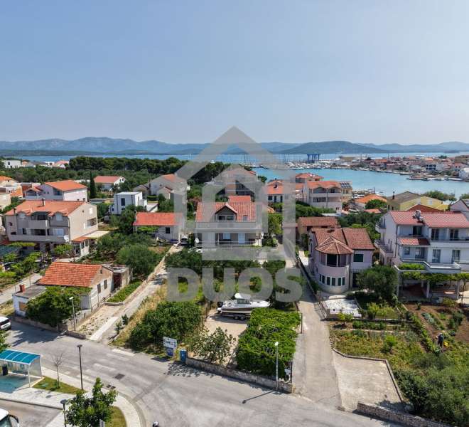 Prekrasna kuća sa 5 stambene jedinice u centru Murtera sa parkingom i okućnicom