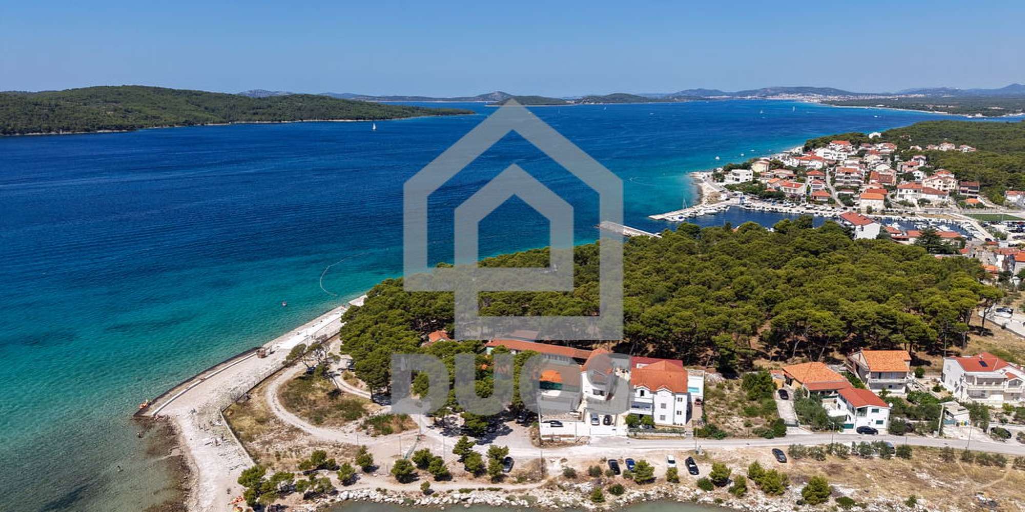 Kompleks sa tri kuće i tenis terenom u prvom redu do mora - mjesto Zablaće