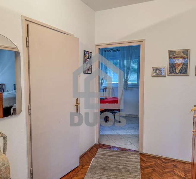 Zweizimmerwohnung im zweiten Stock eines Gebäudes mit zwei Balkonen, geräumigen Zimmern und einem Garagenstellplatz