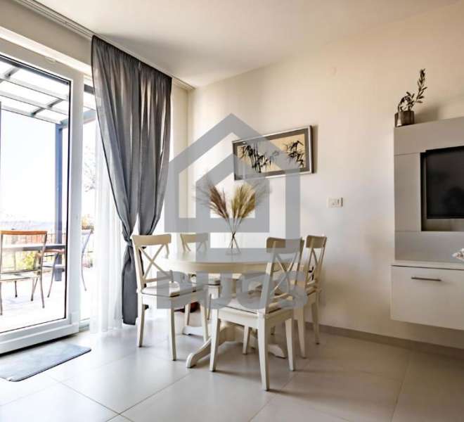 Beautiful ground floor apartment with a 40m2 terrace and two parking spaces