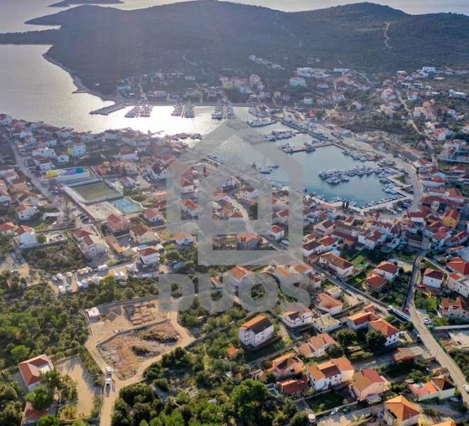 Građevinsko zemljište s pogledom na more s ukupnom veličinom od 1335m2