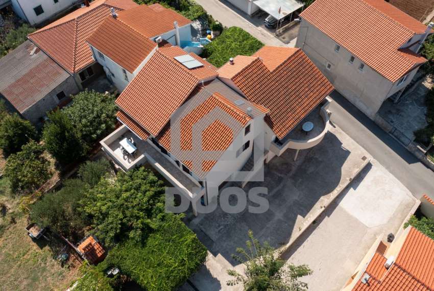Quality house with four apartments, in a quiet part of Murter