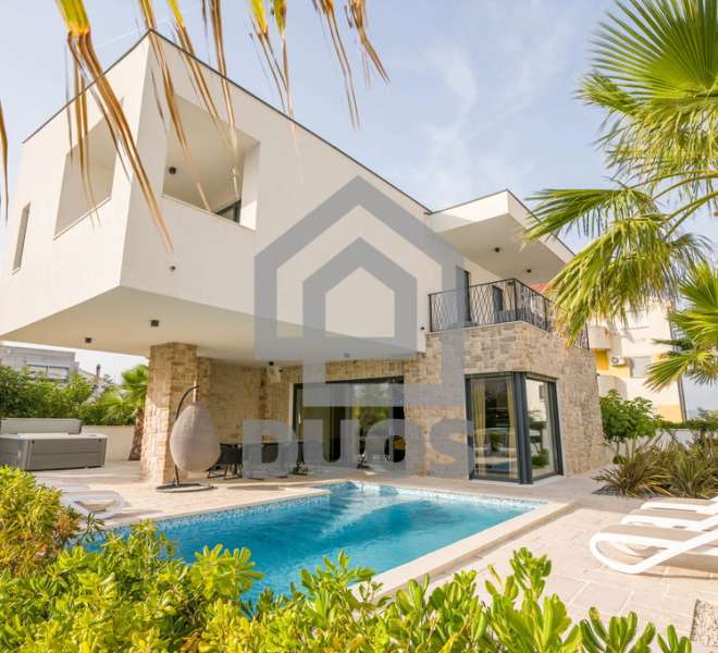 Luksuzna i pametna vila sa tri spavaće sobe i grijanim bazenom