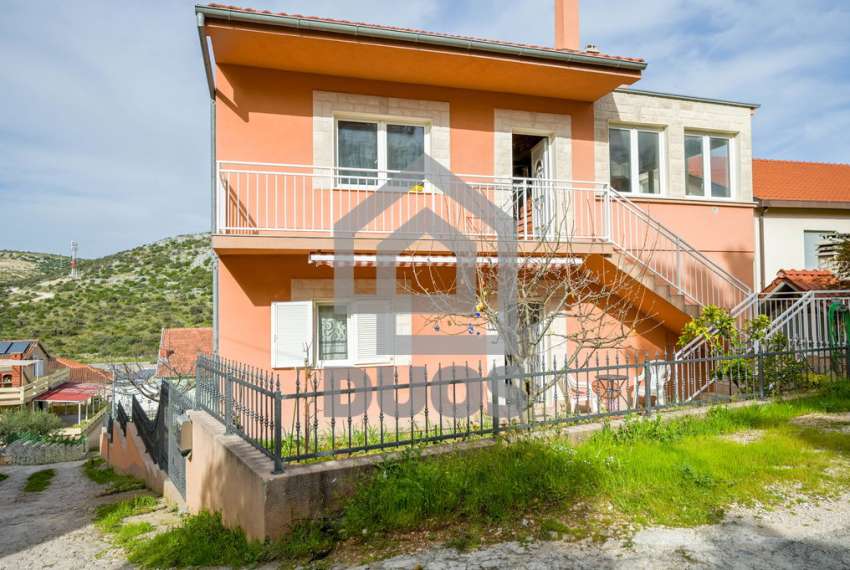 A beautiful house with two apartments, three parking spaces and a garden in Šibenik