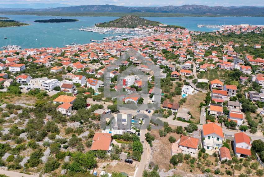 A small building plot on the island of Murter with a view of the bay of Murter of 480m2