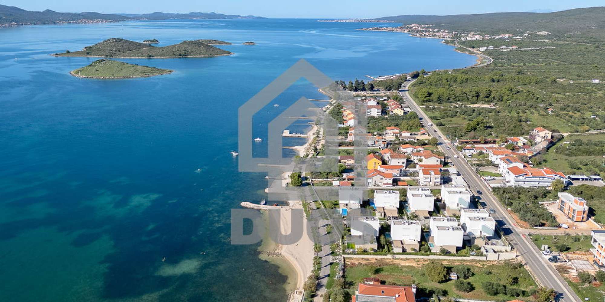 Prekrasna dizajnerska vila sa četiri spavaće sobe i praktičnom organizacijom