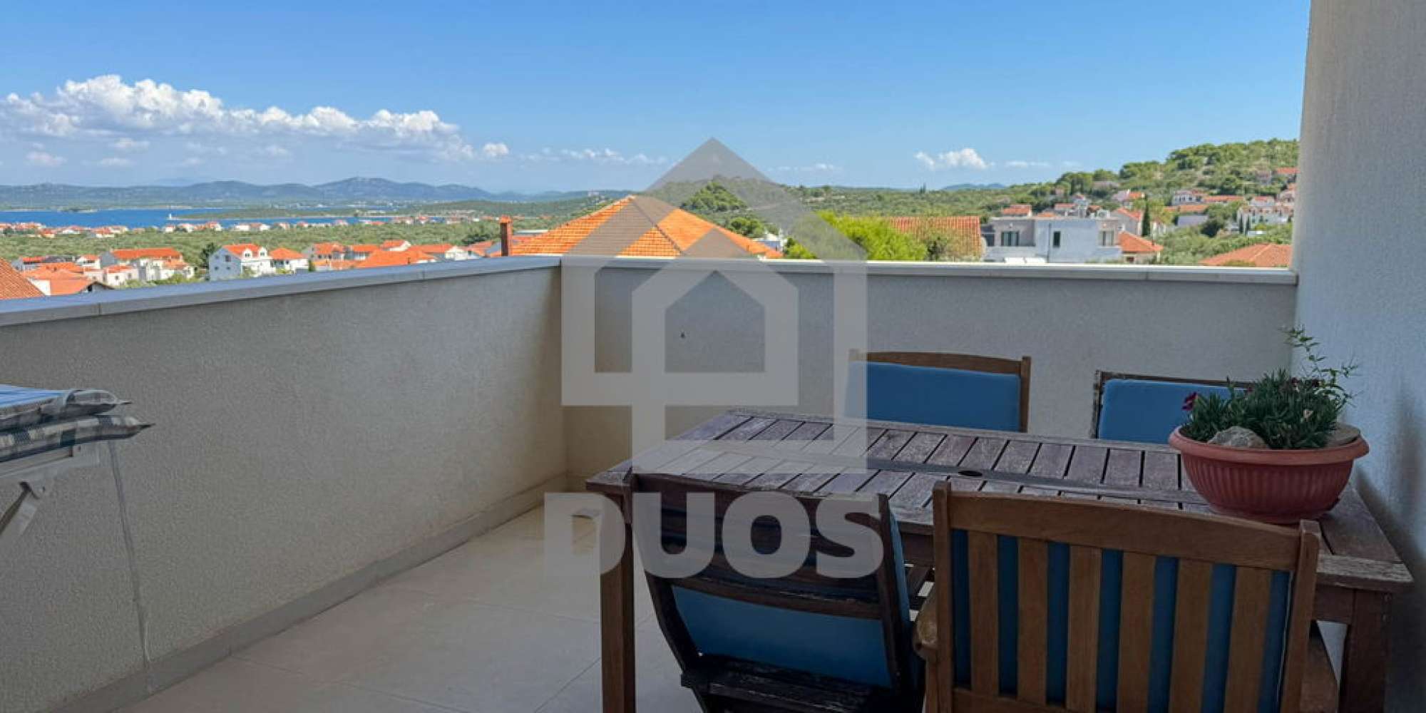 Penthouse sa tri spavaće sobe, panoramskim pogledom i garažom