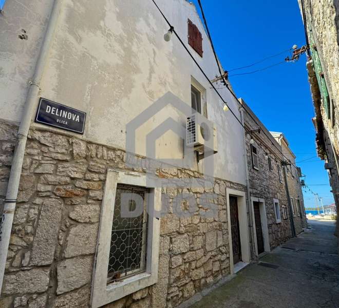 Kamena kuća u nizu u centru Murtera pogodna za poslovni i stambeni prostor