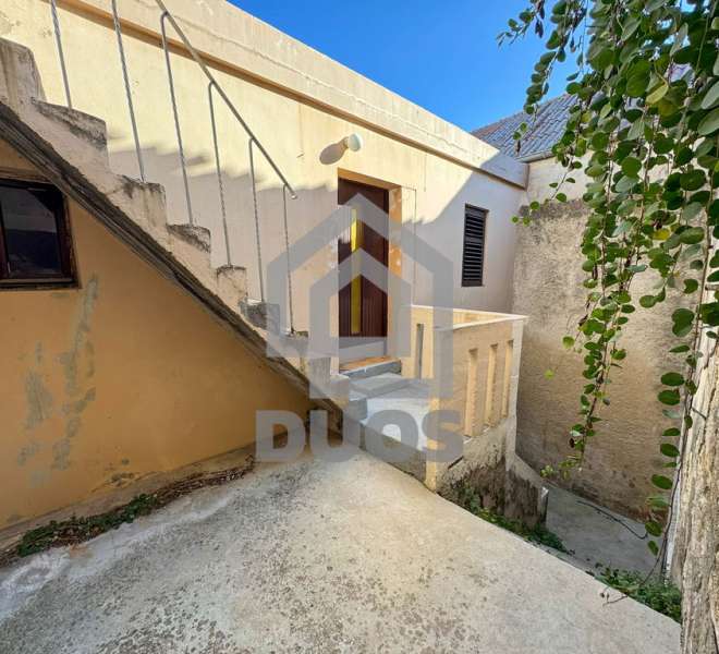 Kamena kuća u nizu za obnovu