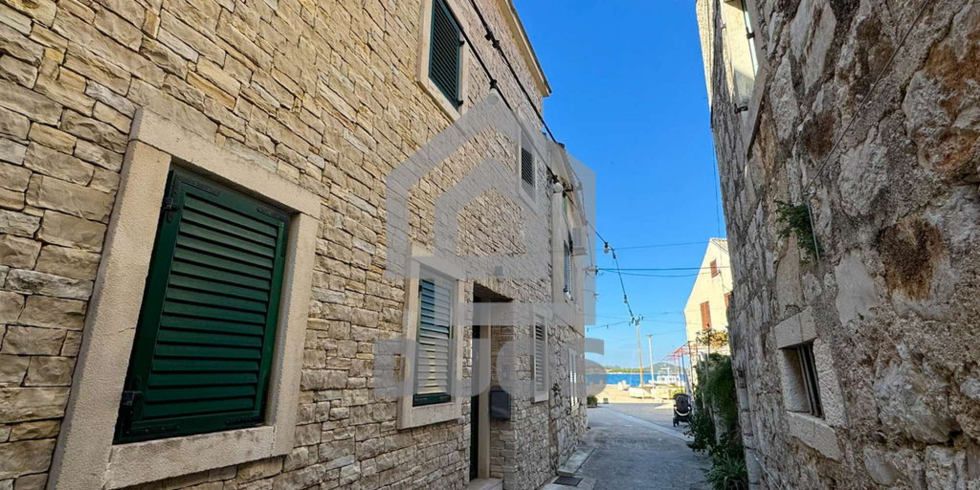 Prekrasno obnovljena i moderno uređena kamena kuća u centru Murtera sa liftom