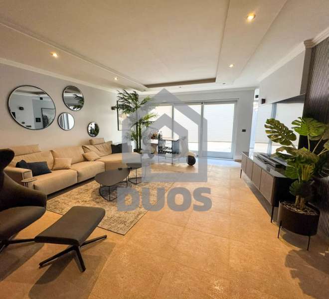 Prekrasno obnovljena i moderno uređena kamena kuća u centru Murtera sa liftom