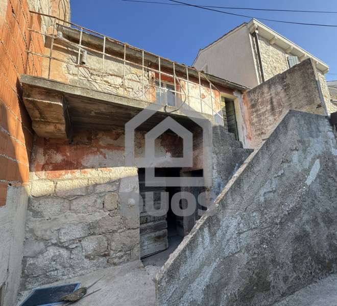 Old stone house right by the sea for renovation in Murter