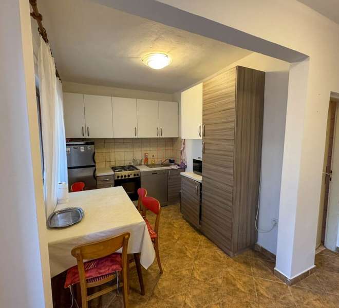 Freistehendes Haus mit vier Wohnungen und Grundstück in Murter