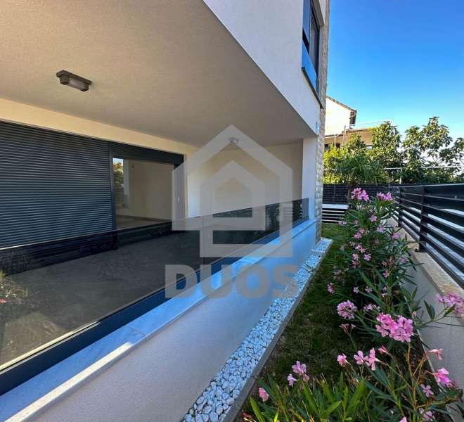 Apartment on the ground floor of a building with an excellent layout of rooms and in a quiet location.