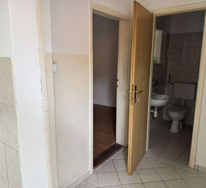 Zweizimmerwohnung im Erdgeschoss eines Kuća nur 250 Meter vom Meer entfernt