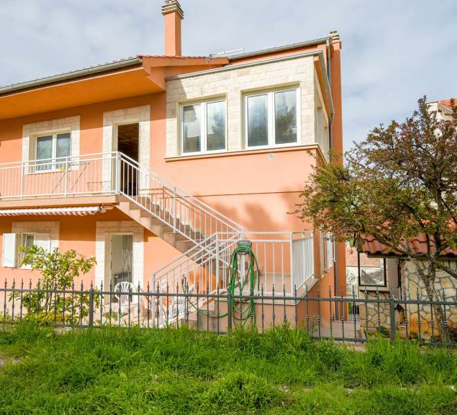 Ein schönes Haus mit zwei Wohnungen, drei Parkplätzen und einem Garten in Šibenik