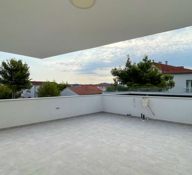 Beautiful apartment with garden and roof terrace with pool and sea view