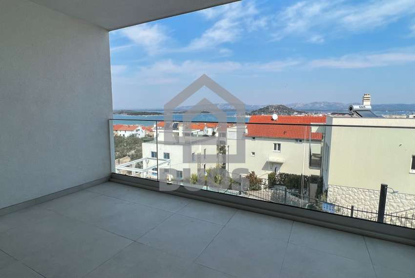 Fully furnished apartment with three bedrooms and a unique sea view