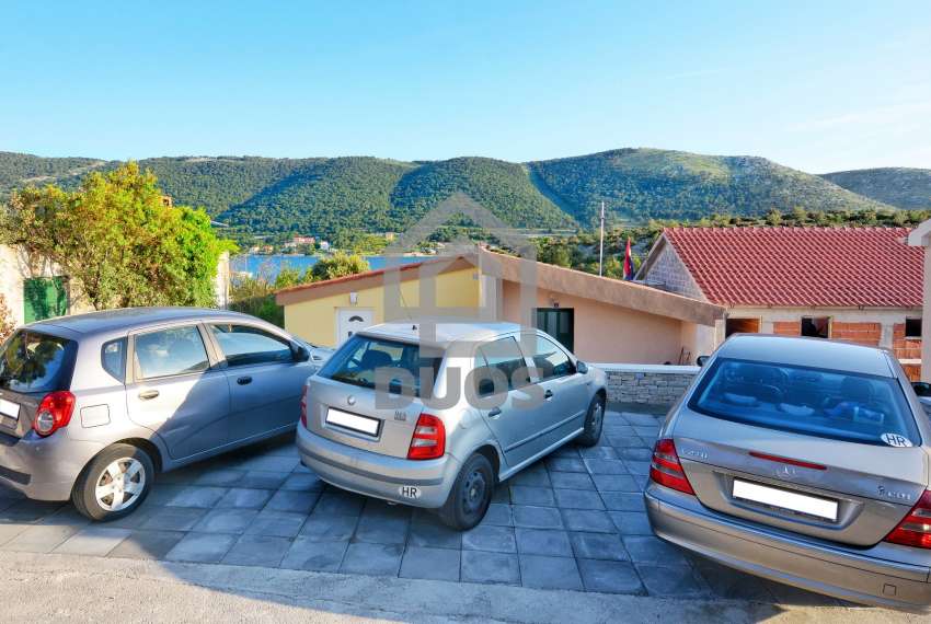 Villa only 20 meters from the sea with three apartments - Grebastica 18