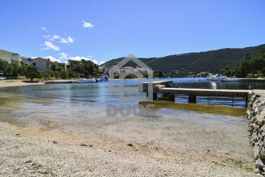 Villa only 20 meters from the sea with three apartments - Grebastica 26
