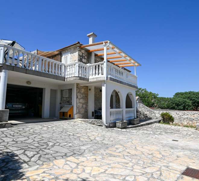 Renovated stone house with two apartments and a garden, 150 meters from the sea
