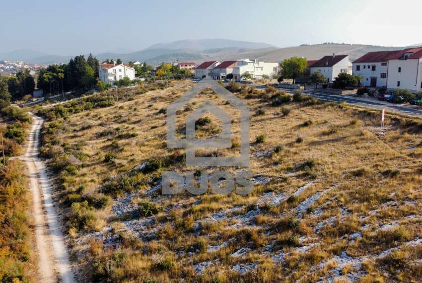 Građevinsko zemljište idealno za gradnju dvije obiteljske kuće - okolica Šibenika 1960m2 9