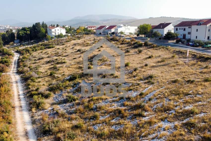Građevinsko zemljište idealno za gradnju dvije obiteljske kuće - okolica Šibenika 1960m2 11