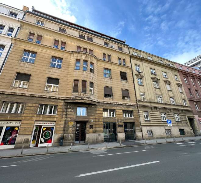 Ausgezeichnete Lage - Dreieinhalb-Zimmer-Wohnung im Zentrum von Zagreb im dritten Stock eines Wohngebäudes