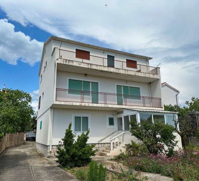 Large spacious house with three apartments in the center of Betina with parking