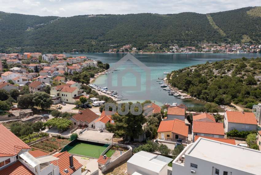 Villa only 20 meters from the sea with three apartments - Grebastica 3